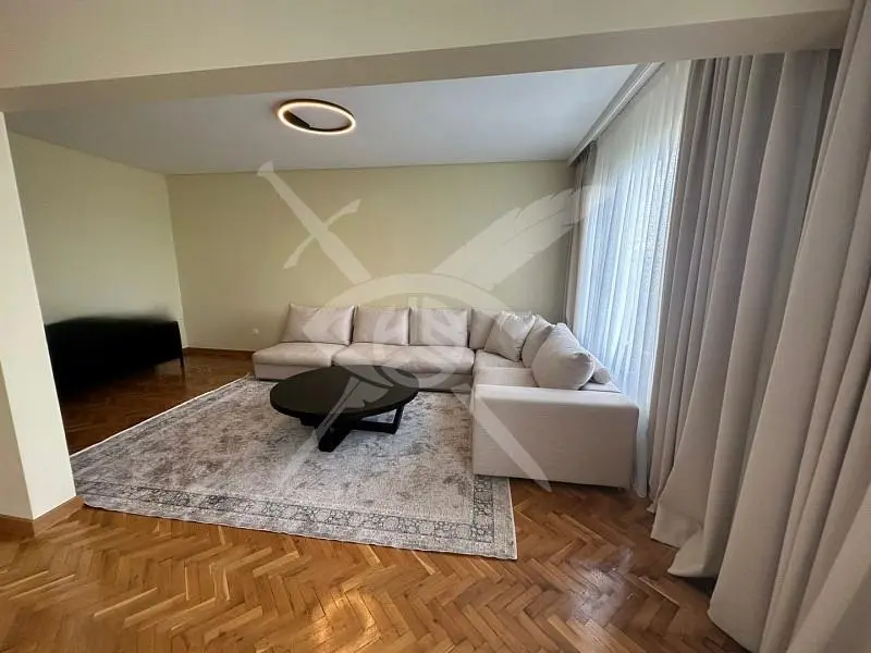 Wohnzimmer; holzboden, tageslicht