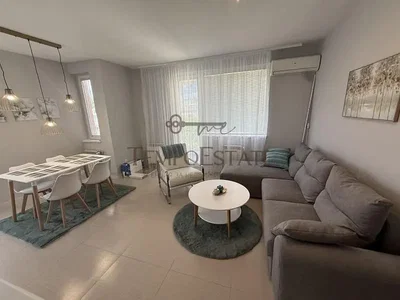 Дневна соба; природно светло, плочице, модерни стил