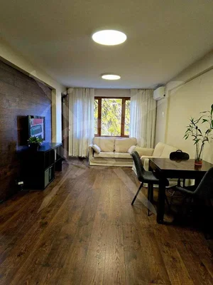 Дневна соба; дрвени под, природно светло