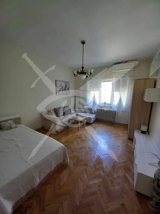 Schlafzimmer; holzboden, tageslicht