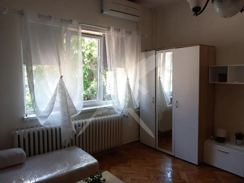 Schlafzimmer; holzboden, tageslicht