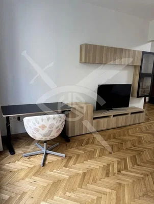 Дневна соба; дрвени под, природно светло
