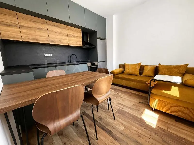 Wohnzimmer; küchengeräte, holzboden, tageslicht, moderner stil