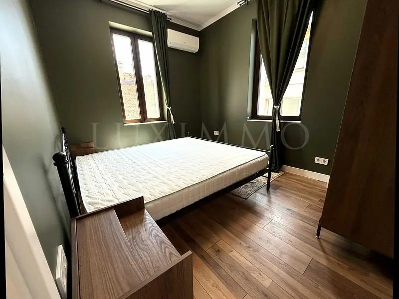 Schlafzimmer; holzboden, tageslicht