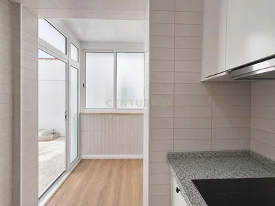 Кухиња; кухињски апарати, плочице, дрвени под, природно светло