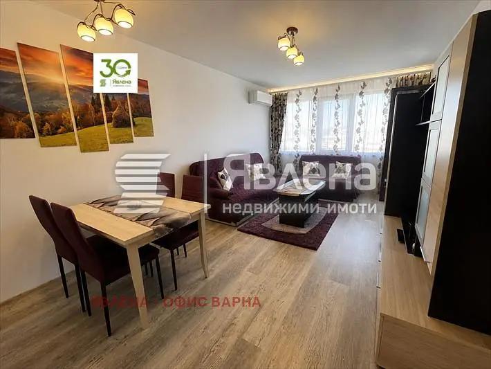 Living room; wood floor, natural light, modern style