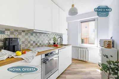 Obývačka; prirodzené svetlo, drevená podlaha, moderný štýl
