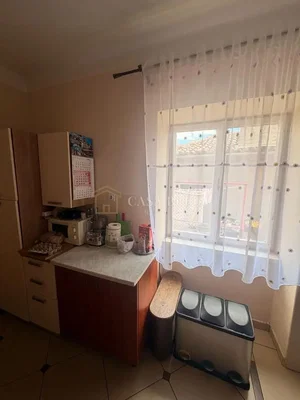 Кухиња; плочице, природно светло