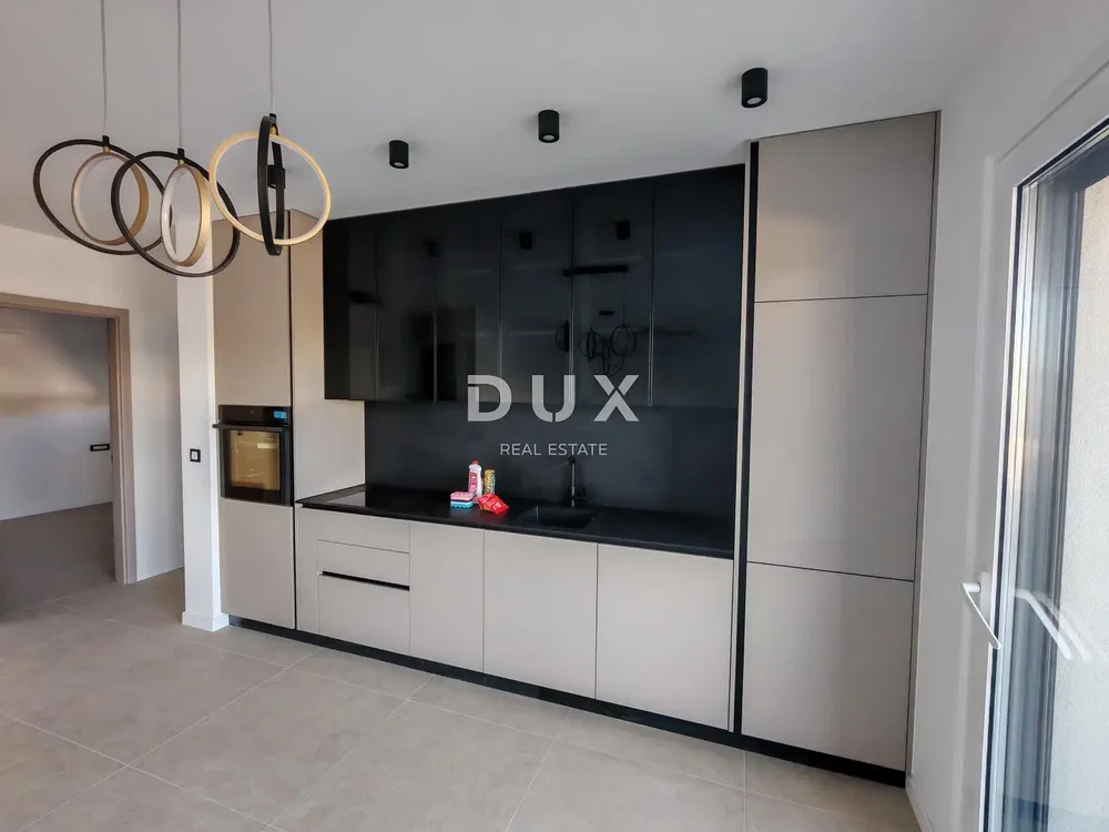 Cuisine; électroménager, carrelage, lumière naturelle