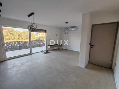 Salon; vue, carrelage, lumière naturelle