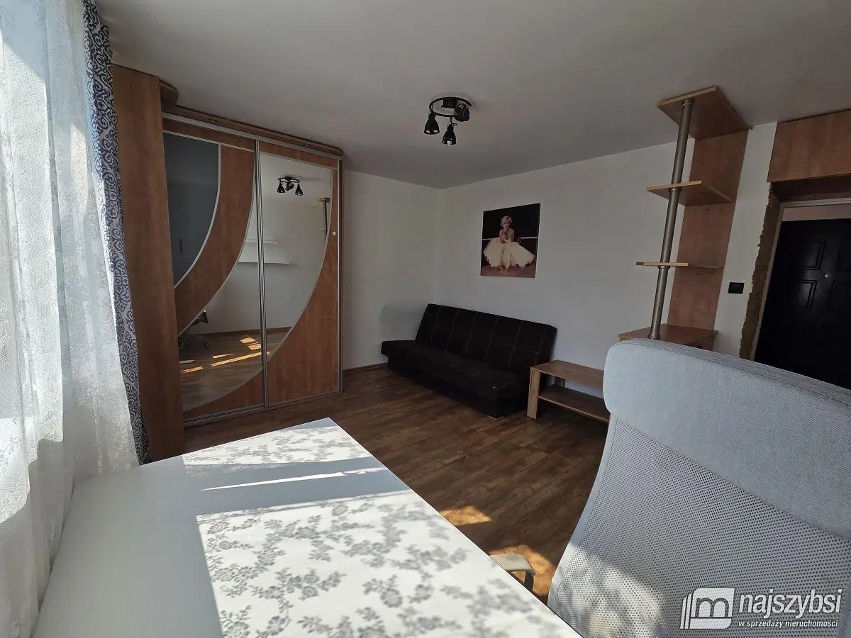 Obývací pokoj; dřevěná podlaha, přirozené světlo