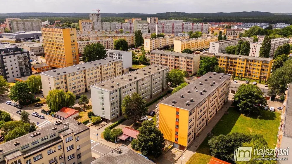 Дневна соба; природно светло, дрвени под