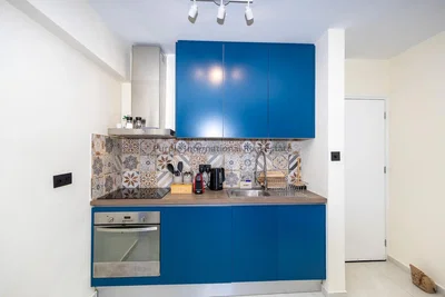 Cuisine; électroménager, carrelage, lumière naturelle