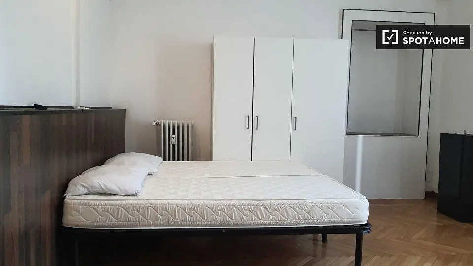 Schlafzimmer; holzboden, tageslicht