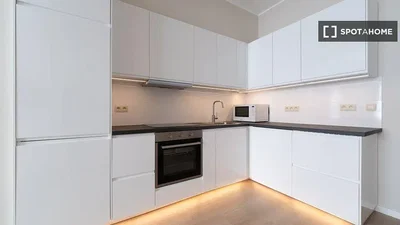 Cucina; elettrodomestici, pavimento in piastrelle, luce naturale, ristrutturato