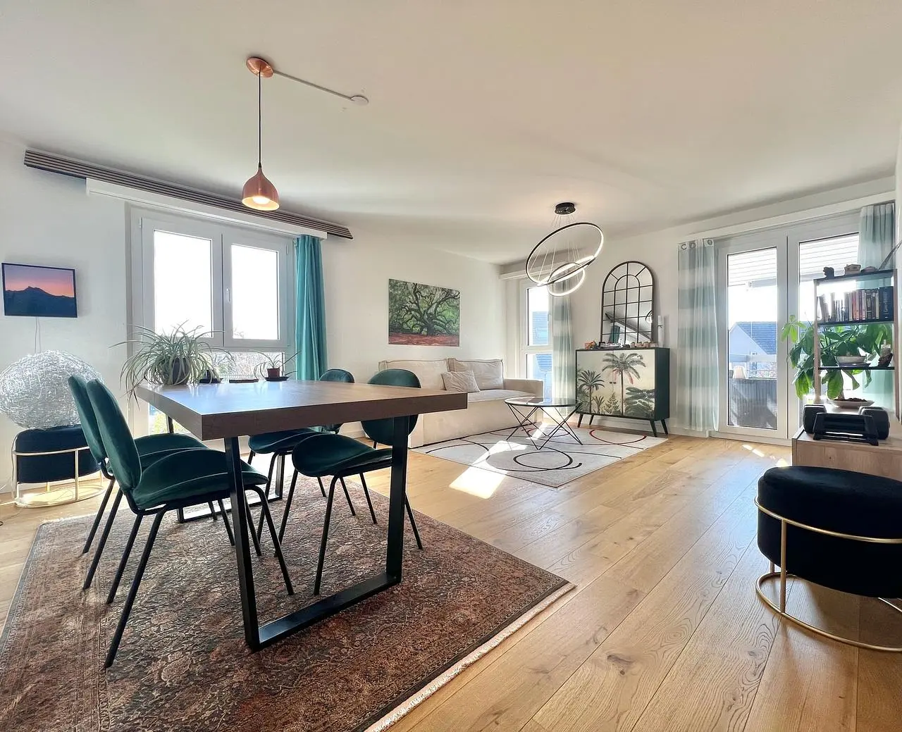 Wohnzimmer; holzboden, tageslicht, moderner stil