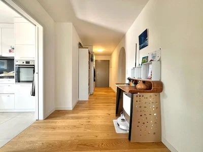 Wohnzimmer; holzboden, tageslicht, küchengeräte