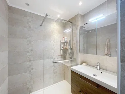 Banyo; fayans zemin, tadilatlı, doğal ışık