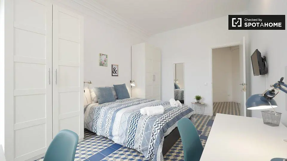 Schlafzimmer; fliesenboden, tageslicht