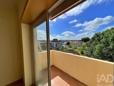 Balkon; manzara, fayans zemin, doğal ışık