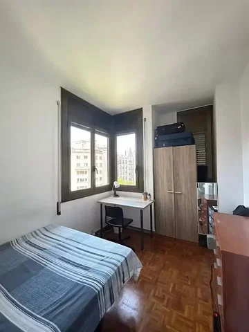 Spavaća soba; drveni pod, prirodno svjetlo
