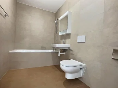 Badezimmer; fliesenboden, renoviert, tageslicht