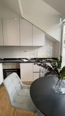 Cuisine; électroménager, parquet, lumière naturelle, style moderne