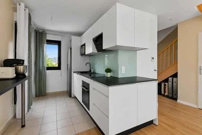 Кухиња; кухињски апарати, плочице, природно светло, поглед