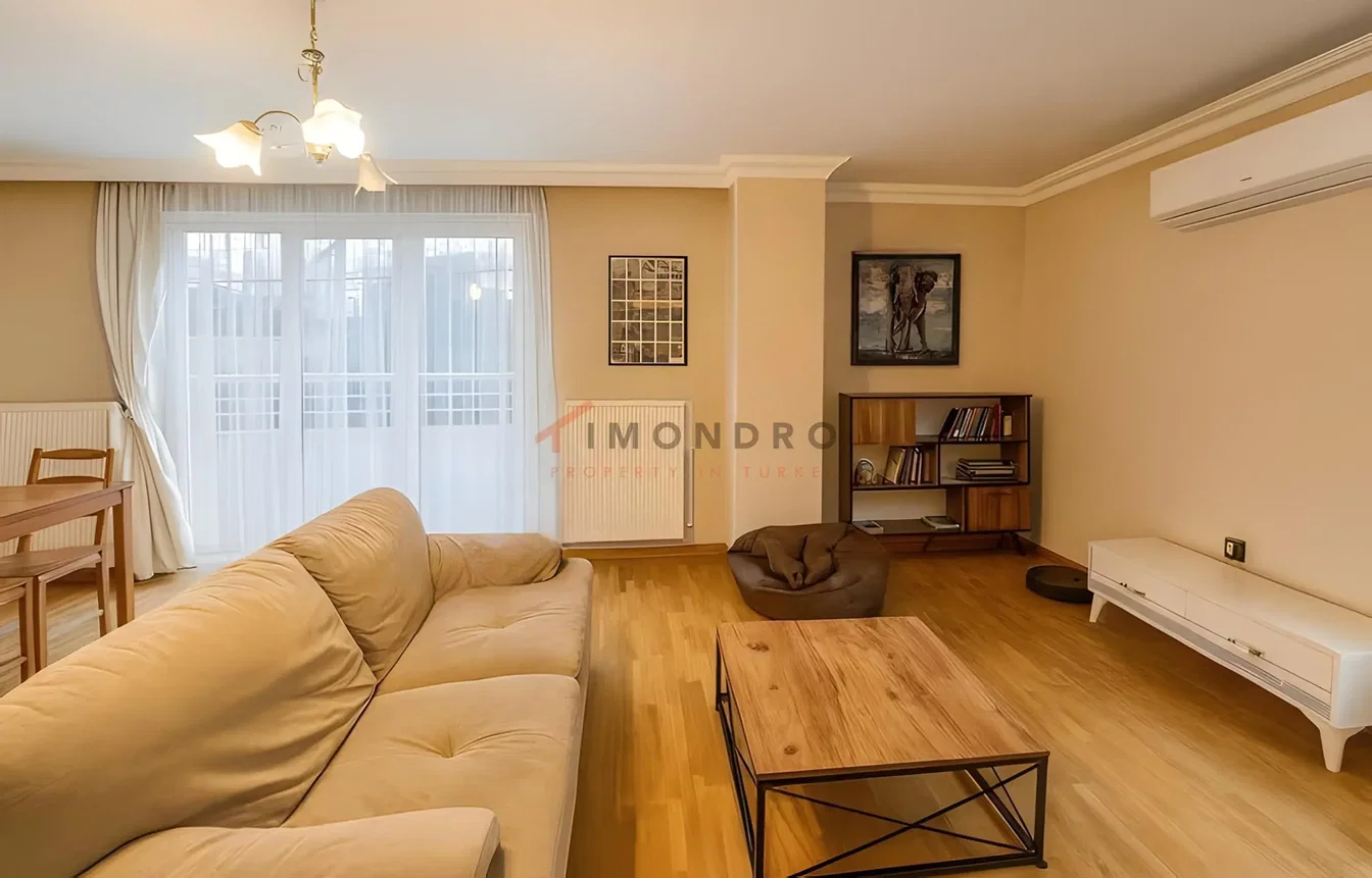 Oturma odası; ahşap zemin, doğal ışık, modern stil