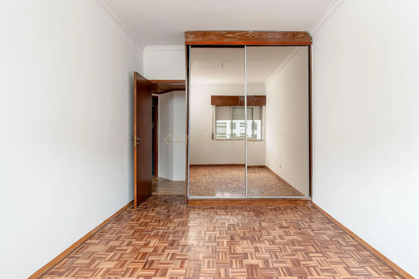 Slaapkamer; houten vloer, natuurlijk licht