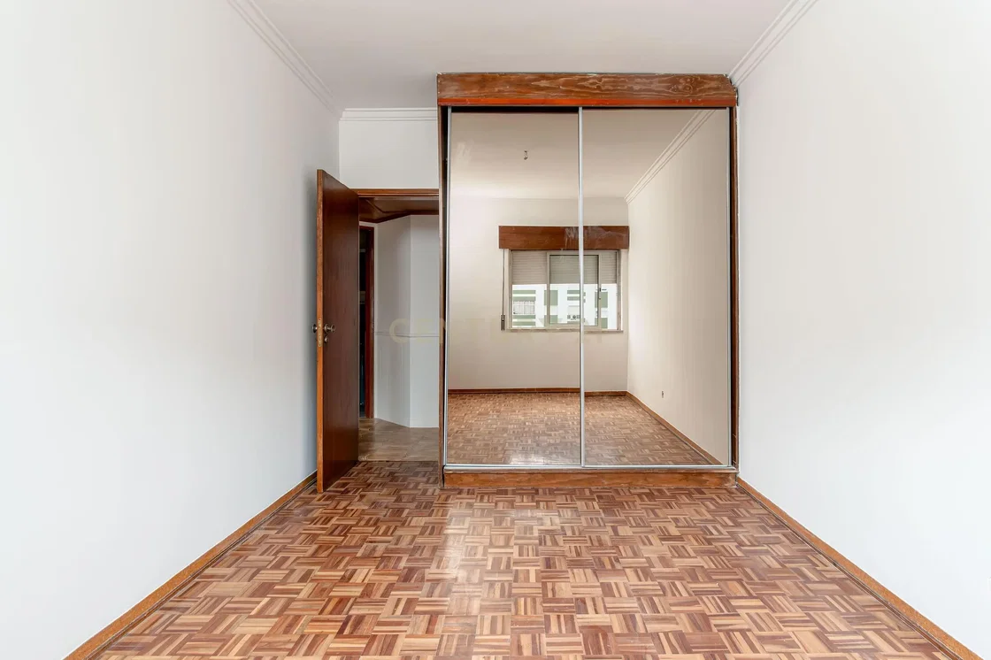 Slaapkamer; houten vloer, natuurlijk licht