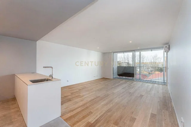 Cucina; pavimento in legno, luce naturale, vista