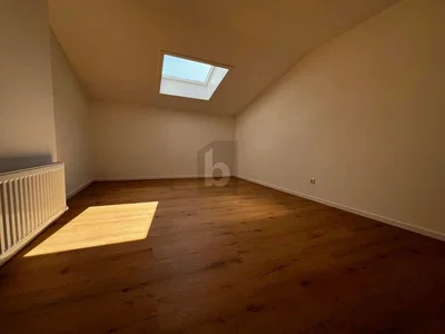 Camera dei bambini; pavimento in legno, luce naturale