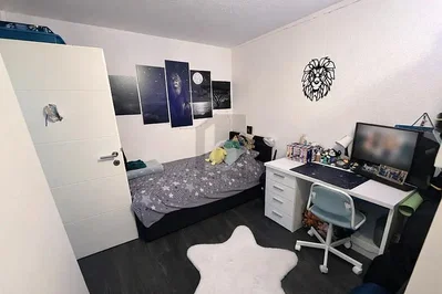 Spavaća soba; drveni pod, prirodno svjetlo, moderni stil