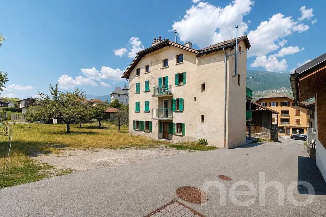 House and surroundings