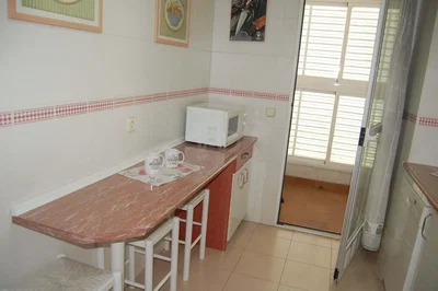 مطبخ; أجهزة المطبخ, أرضية من البلاط, ضوء طبيعي
