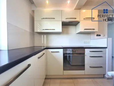 Cozinha; eletrodomésticos, chão de azulejo, luz natural
