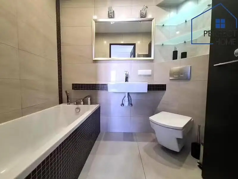 Cozinha; eletrodomésticos, chão de azulejo, renovado, luz natural