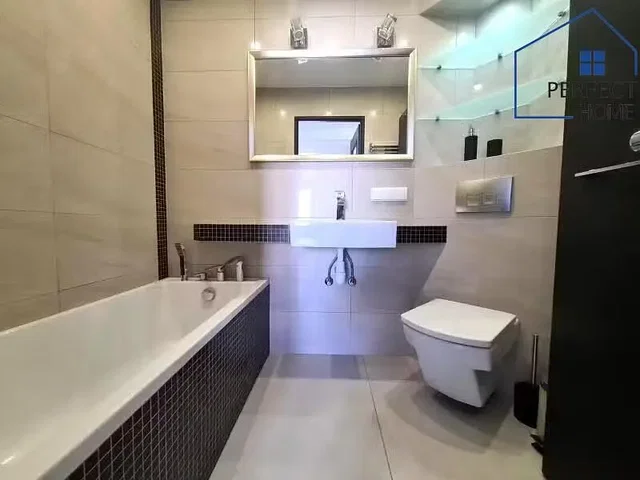 Kuchyňa; kuchynské spotrebiče, dlažba, po rekonštrukcii, prirodzené svetlo
