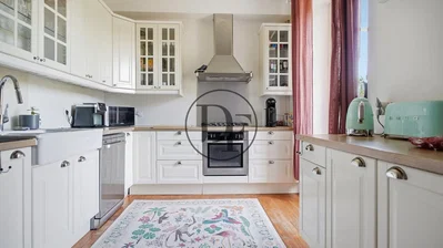Cuisine; électroménager, parquet, lumière naturelle