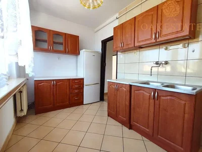 Cuisine; électroménager, carrelage, lumière naturelle