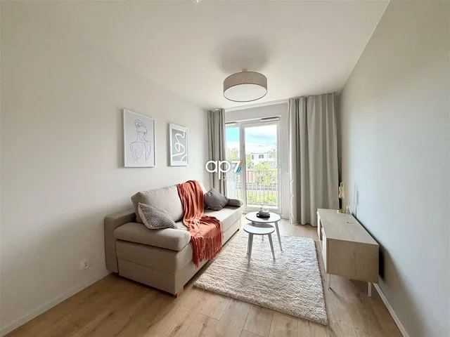 Salón; luz natural, suelo de madera, estilo moderno