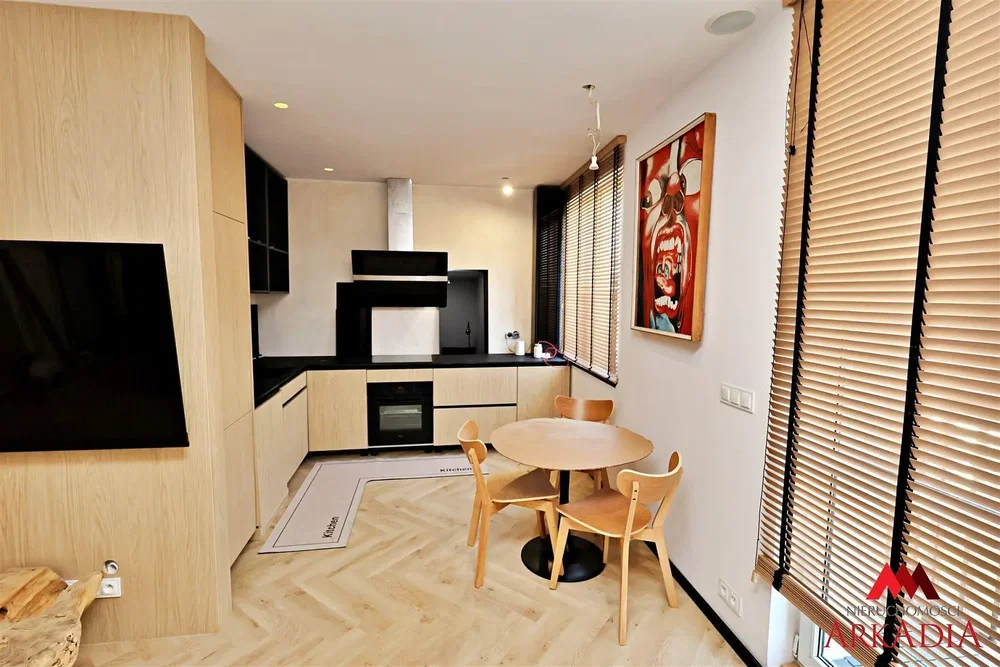 Küche; küchengeräte, holzboden, tageslicht, moderner stil