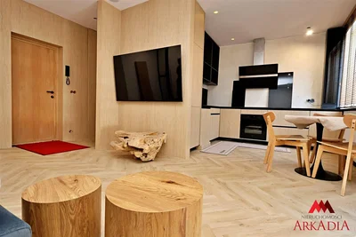 Wohnzimmer; küchengeräte, holzboden, renoviert, tageslicht, moderner stil