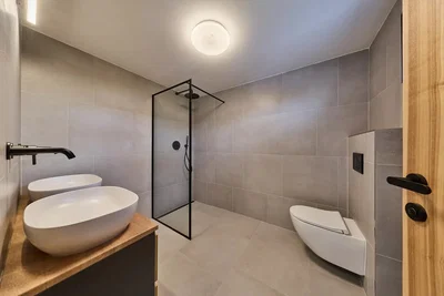 Badkamer; tegelvloer, gerenoveerd, natuurlijk licht
