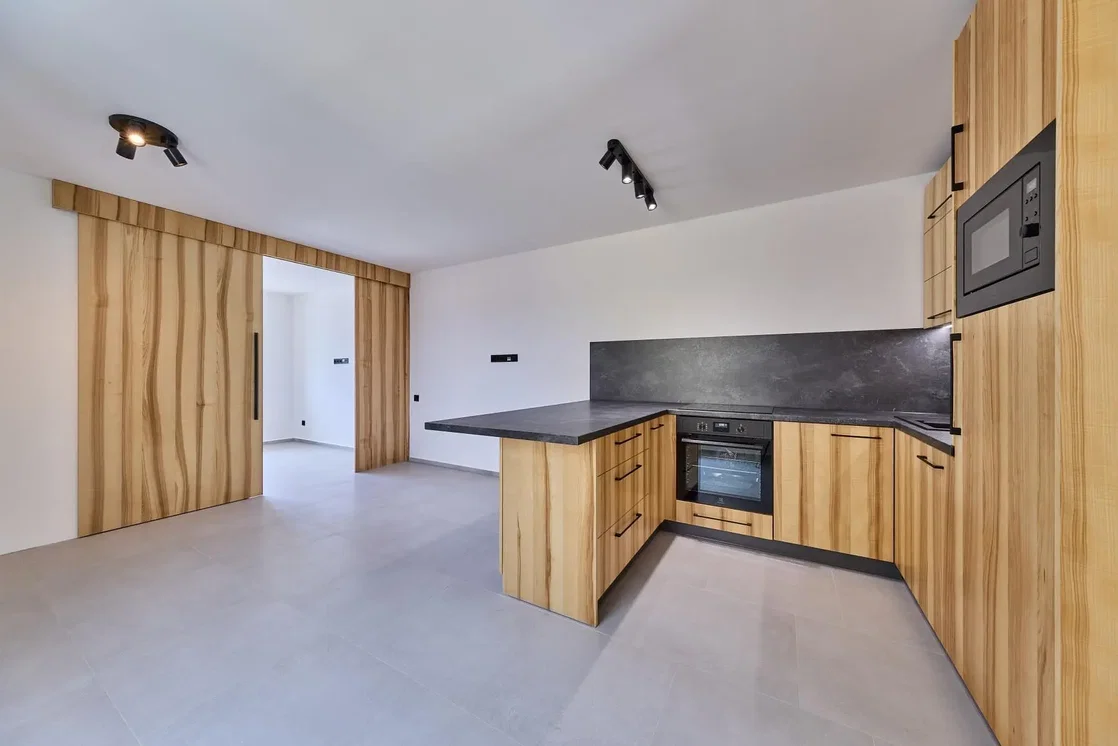 Keuken; keukenapparatuur, houten vloer, tegelvloer, natuurlijk licht, moderne stijl, gerenoveerd