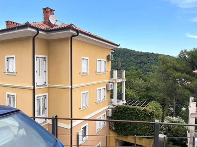 Dům a okolí; výhled