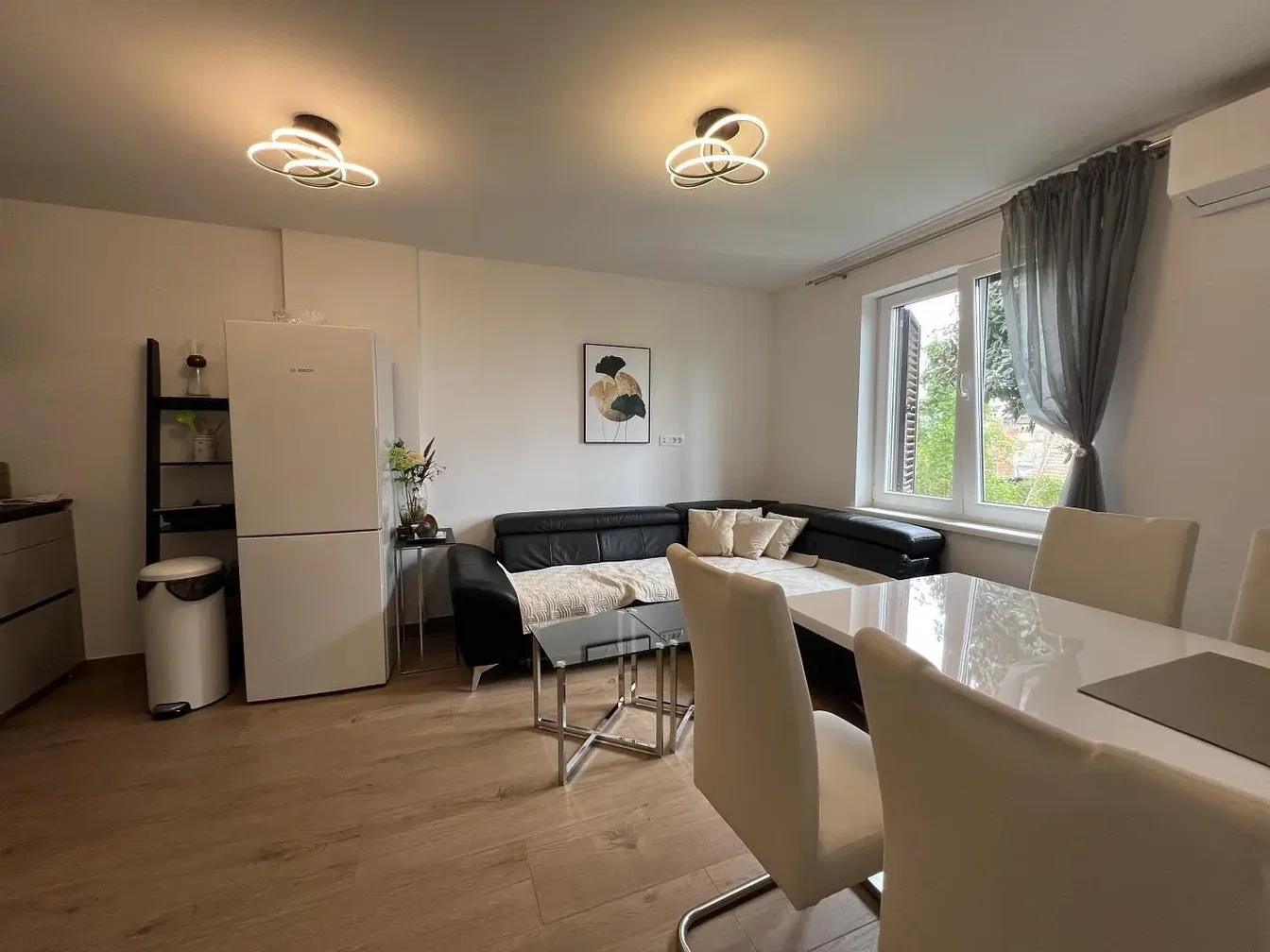 Salon; électroménager, parquet, lumière naturelle, style moderne