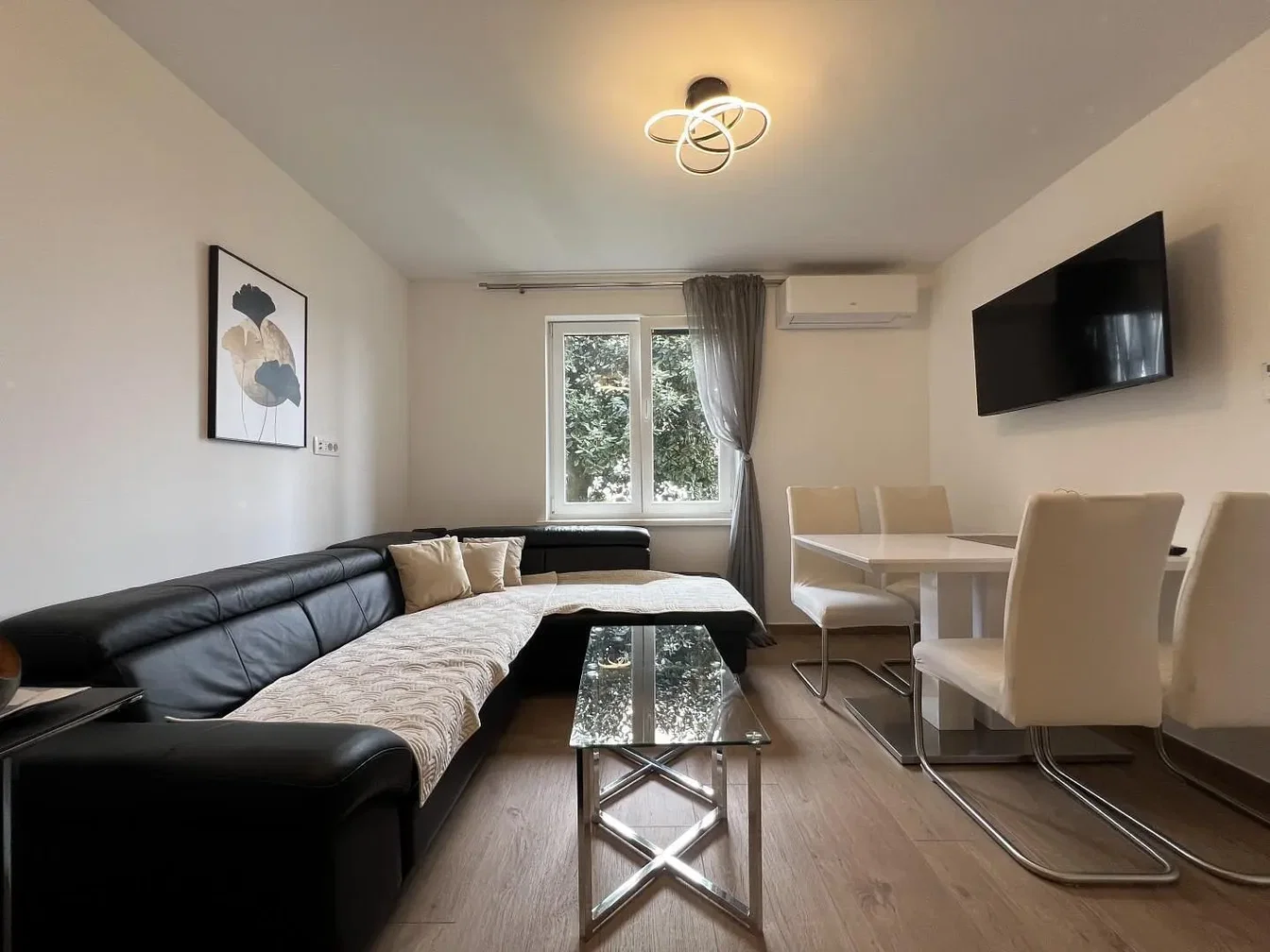 Salon; parquet, lumière naturelle, style moderne