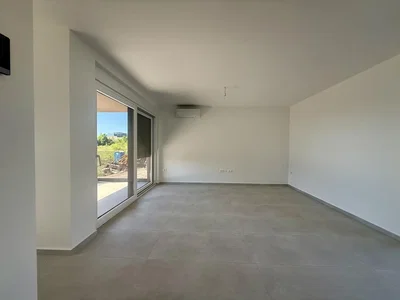 Salón; luz natural, suelo de baldosas